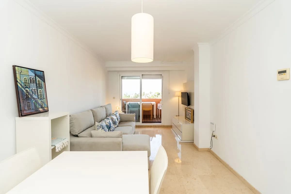 1 Bedroom Middle Floor Apartment for Sale in Elviria, Málaga - Image 9