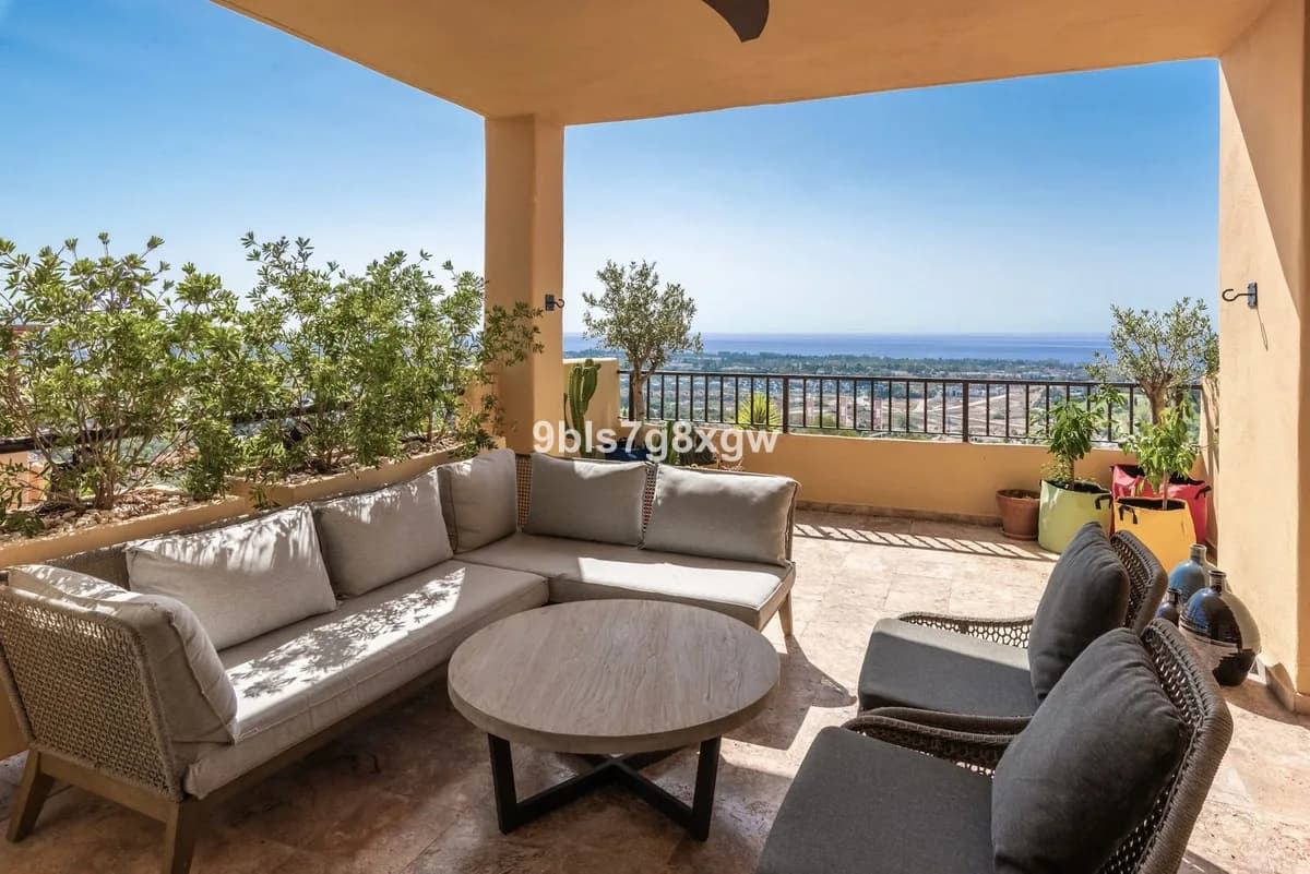 3 Bedroom Middle Floor Apartment for Sale in Benahavís, Málaga