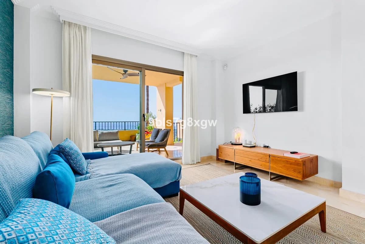 3 Bedroom Middle Floor Apartment for Sale in Benahavís, Málaga - Image 7