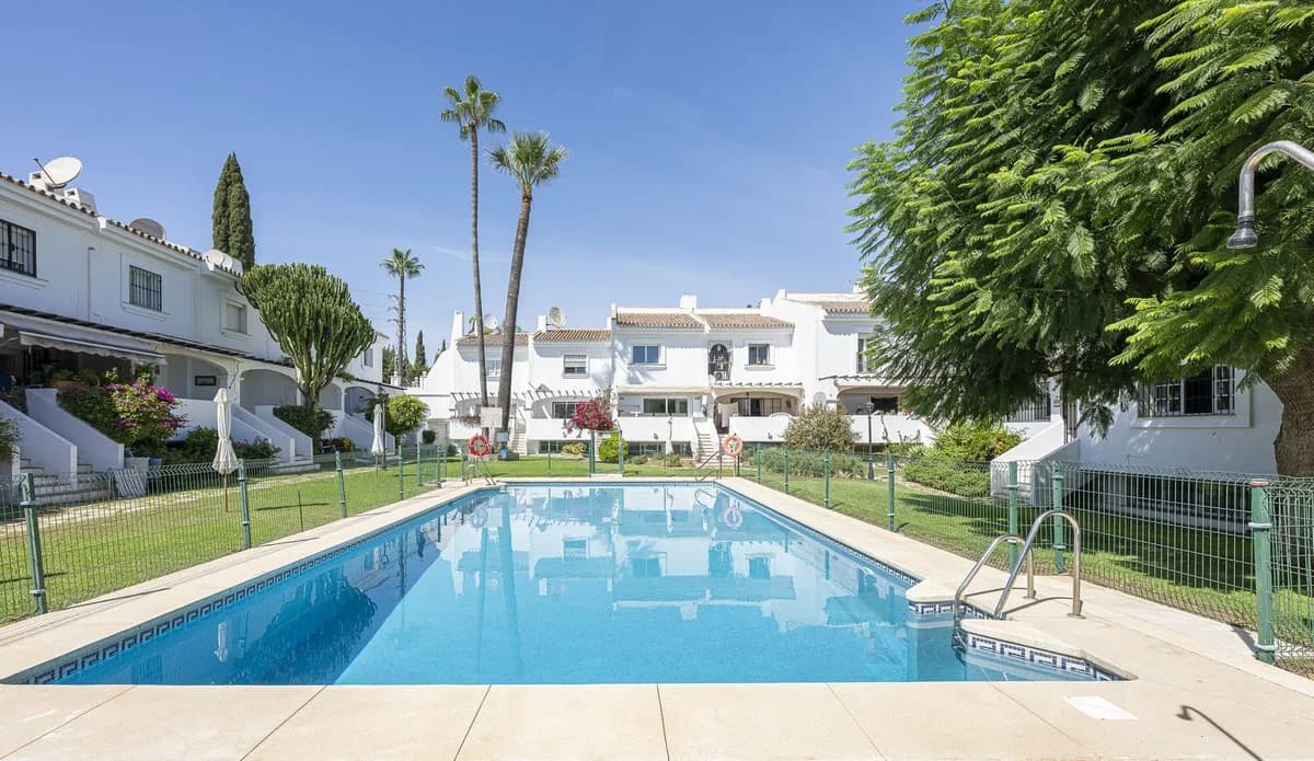 4 Bedroom Semi-Detached House for Sale in Nueva Andalucía, Málaga