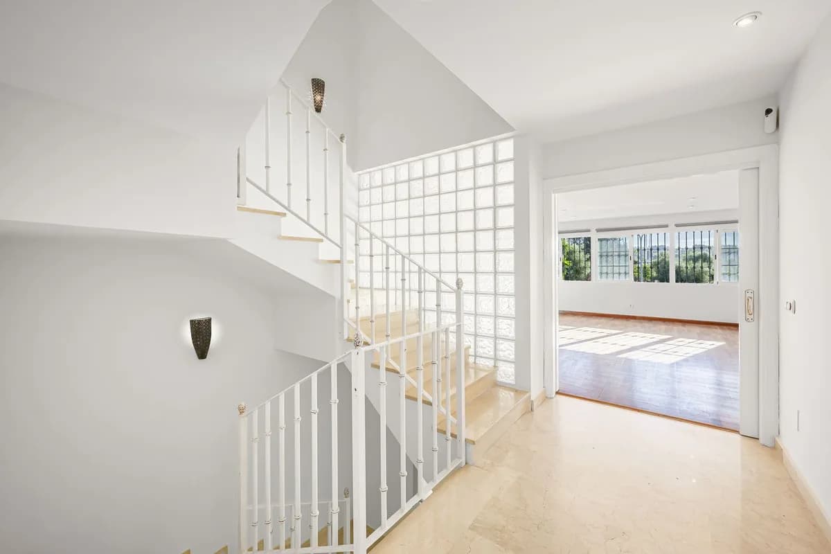4 Bedroom Semi-Detached House for Sale in Nueva Andalucía, Málaga - Image 6