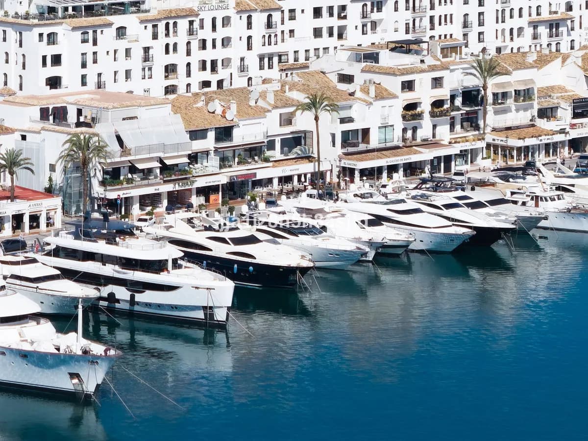 2 Bedroom Middle Floor Apartment for Sale in Puerto Banús, Málaga