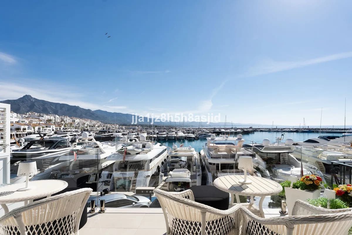 2 Bedroom Middle Floor Apartment for Sale in Puerto Banús, Málaga - Image 4
