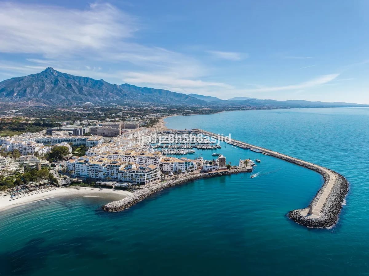 2 Bedroom Middle Floor Apartment for Sale in Puerto Banús, Málaga - Image 6