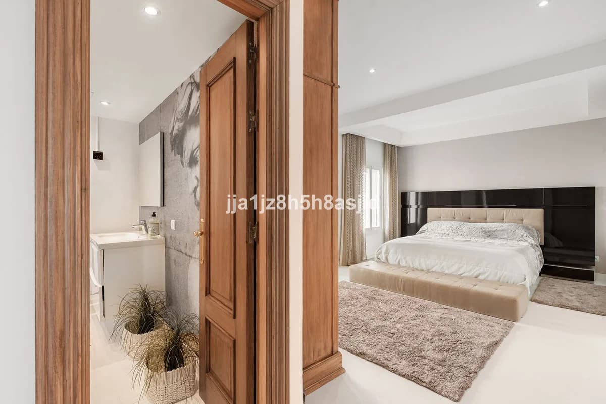 2 Bedroom Middle Floor Apartment for Sale in Puerto Banús, Málaga - Image 8