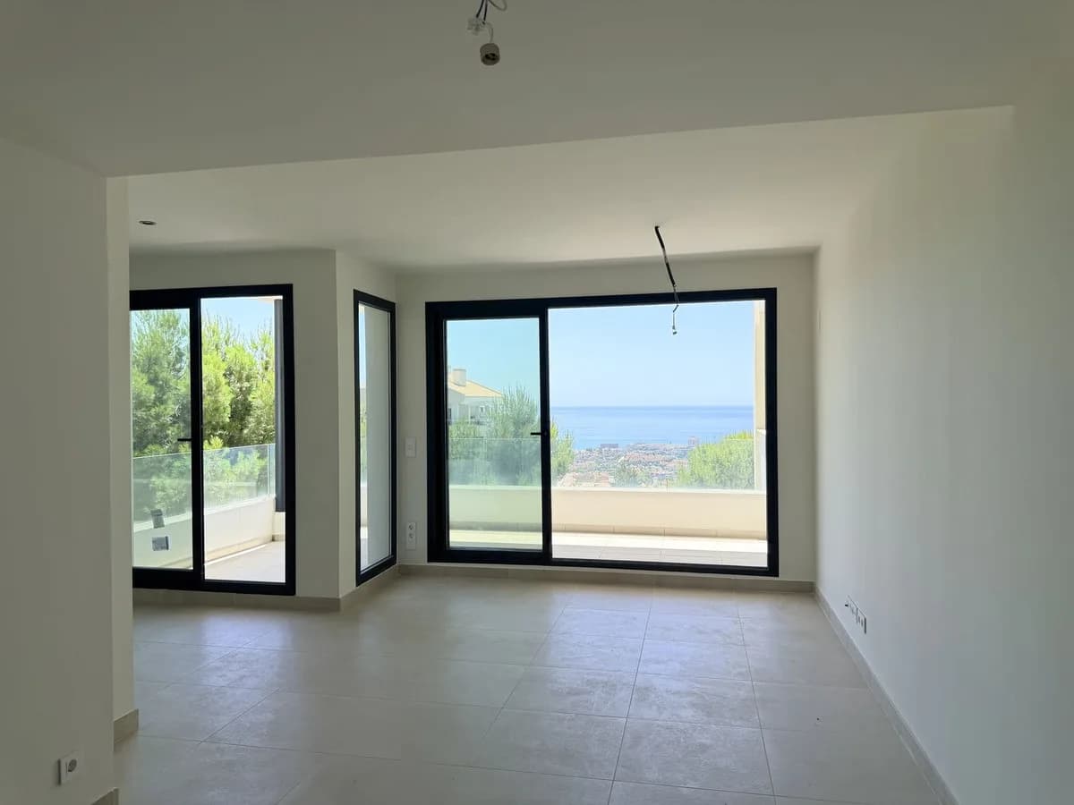 2 Bedroom Middle Floor Apartment for Sale in Benalmadena, Málaga - Image 9