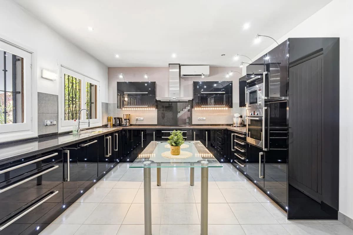 7 Bedroom Detached Villa for Sale in Mijas, Málaga - Image 2