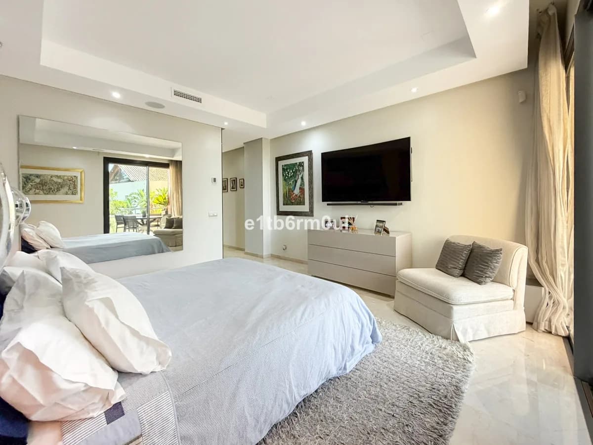 3 Bedroom Middle Floor Apartment for Sale in The Golden Mile, Málaga - Image 4