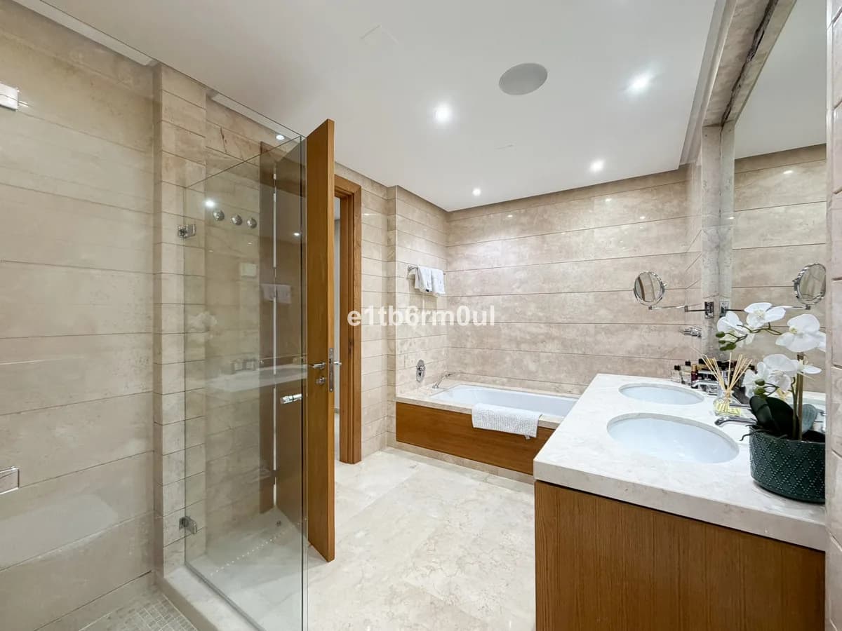 3 Bedroom Middle Floor Apartment for Sale in The Golden Mile, Málaga - Image 6