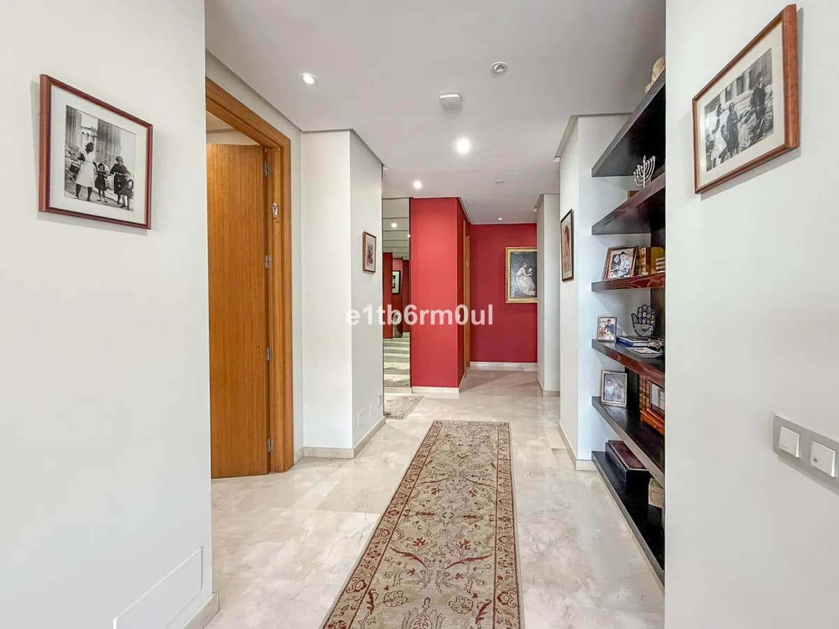 3 Bedroom Middle Floor Apartment for Sale in The Golden Mile, Málaga - Image 7