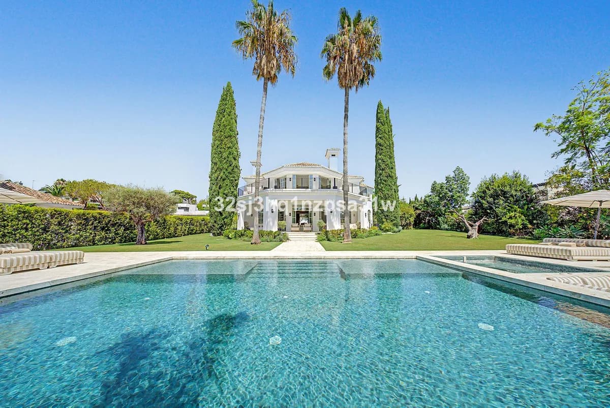 5 Bedroom Detached Villa for Sale in Nueva Andalucía, Málaga
