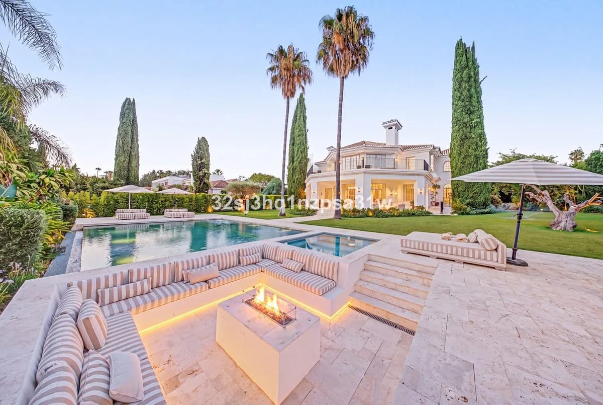 5 Bedroom Detached Villa for Sale in Nueva Andalucía, Málaga - Image 2