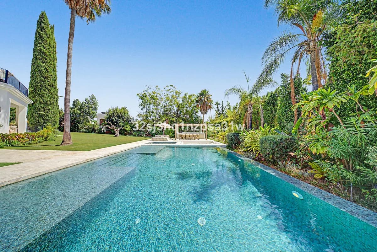 5 Bedroom Detached Villa for Sale in Nueva Andalucía, Málaga - Image 3