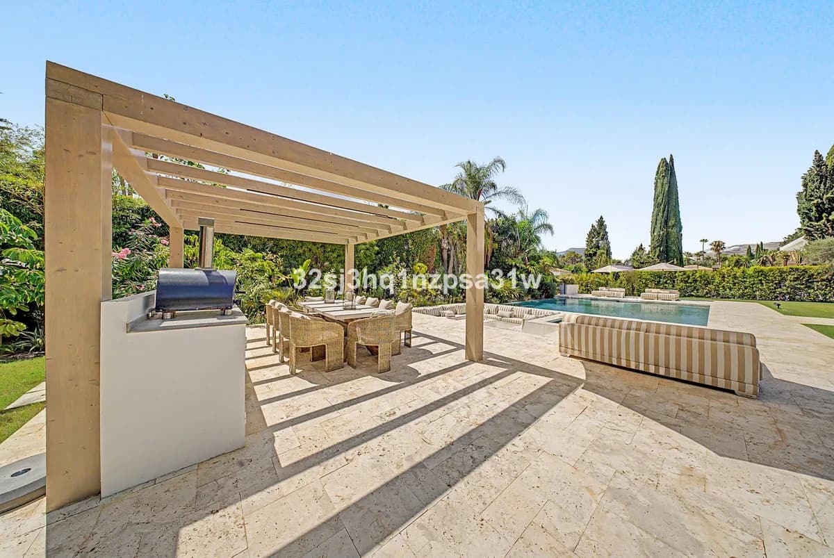 5 Bedroom Detached Villa for Sale in Nueva Andalucía, Málaga - Image 4