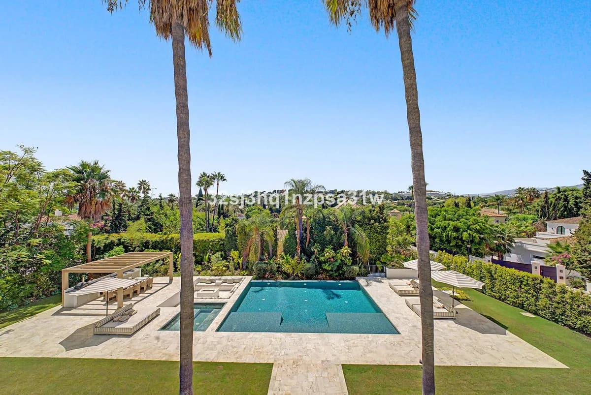 5 Bedroom Detached Villa for Sale in Nueva Andalucía, Málaga - Image 7