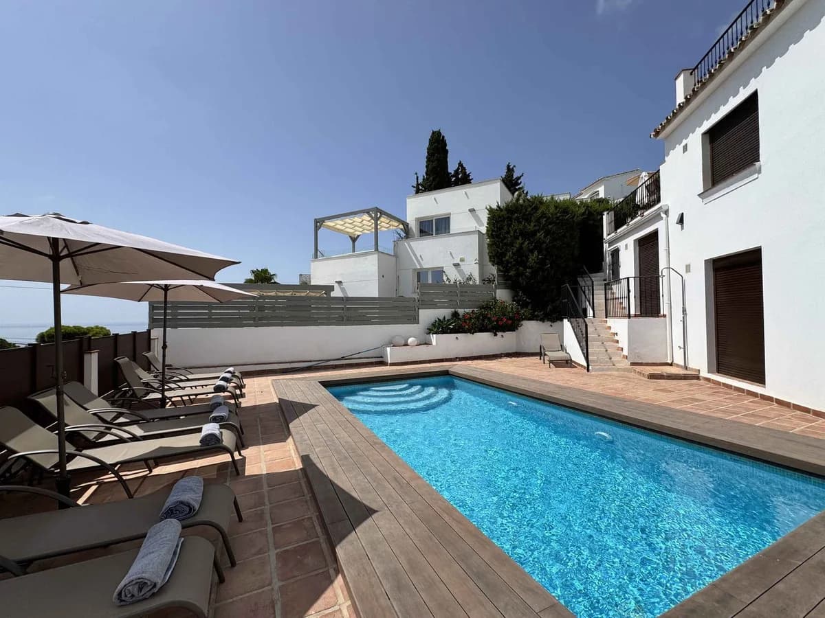 6 Bedroom Detached Villa for Sale in La Cala de Mijas, Málaga