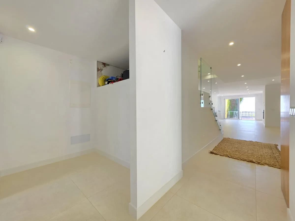 5 Bedroom Semi-Detached House for Sale in Ojén, Málaga - Image 5