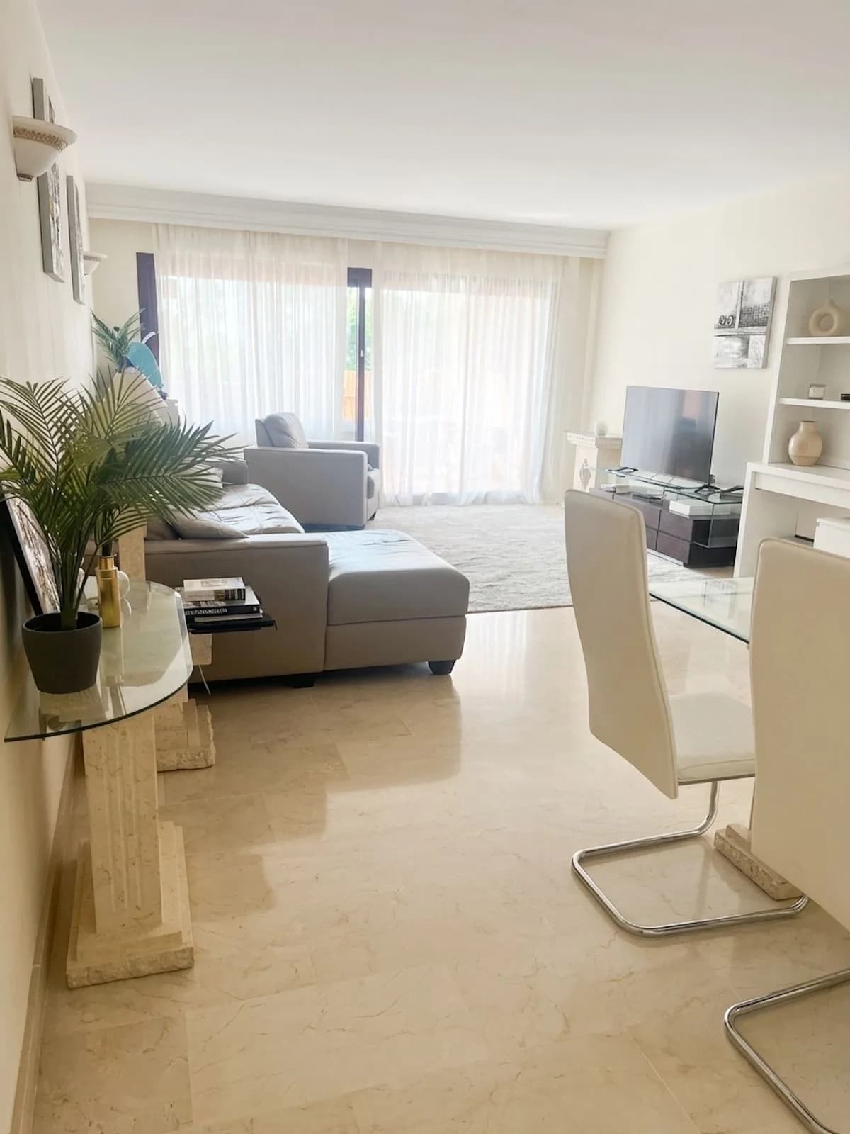 2 Bedroom Middle Floor Apartment for Sale in Benahavís, Málaga - Image 3