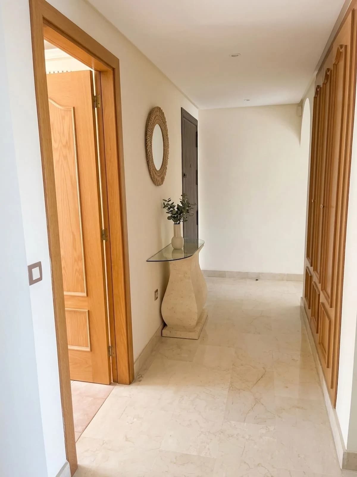 2 Bedroom Middle Floor Apartment for Sale in Benahavís, Málaga - Image 4