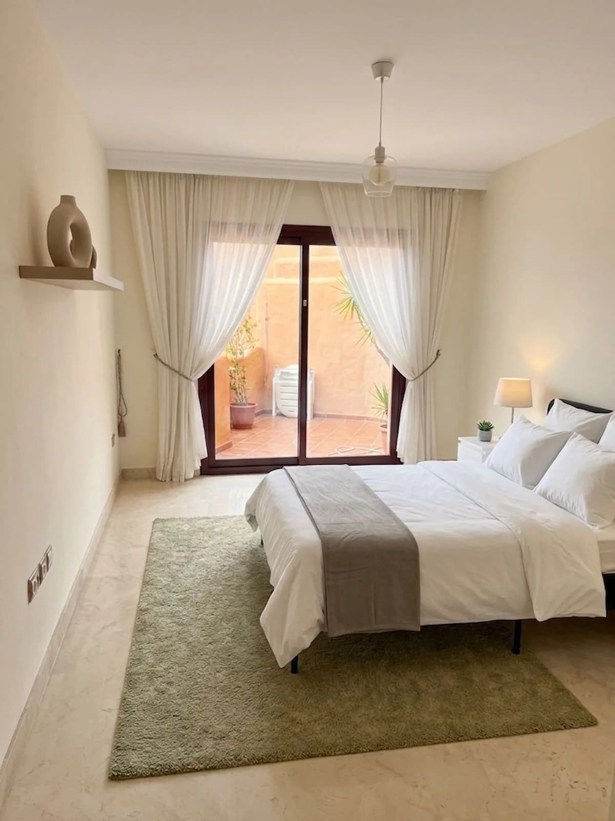 2 Bedroom Middle Floor Apartment for Sale in Benahavís, Málaga - Image 8