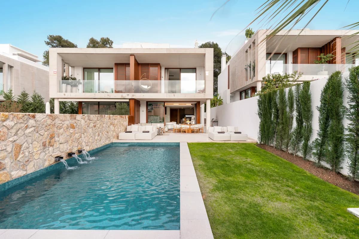 4 Bedroom Semi-Detached House for Sale in The Golden Mile, Málaga - Image 2