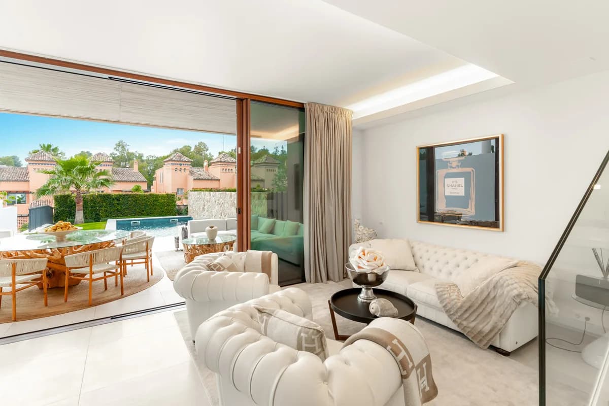 4 Bedroom Semi-Detached House for Sale in The Golden Mile, Málaga - Image 5