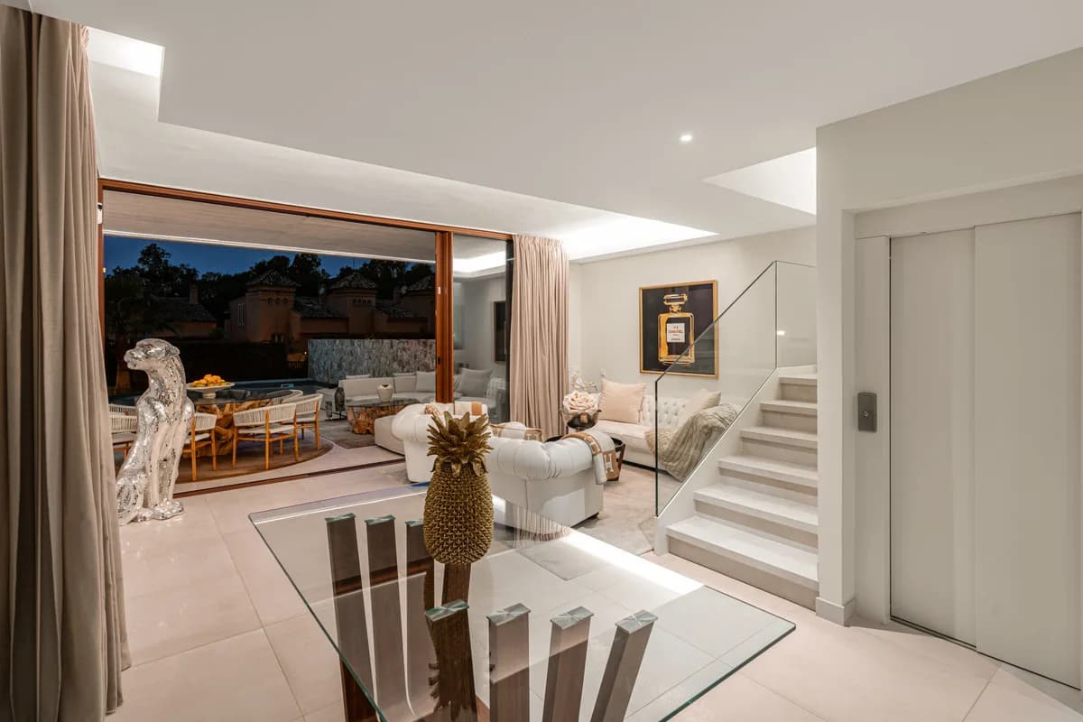 4 Bedroom Semi-Detached House for Sale in The Golden Mile, Málaga - Image 8