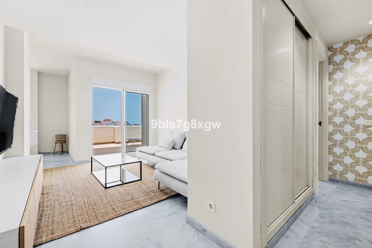 2 Bedroom Middle Floor Apartment for Sale in Estepona, Málaga - Image 2