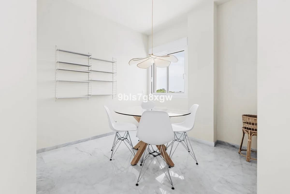 2 Bedroom Middle Floor Apartment for Sale in Estepona, Málaga - Image 3