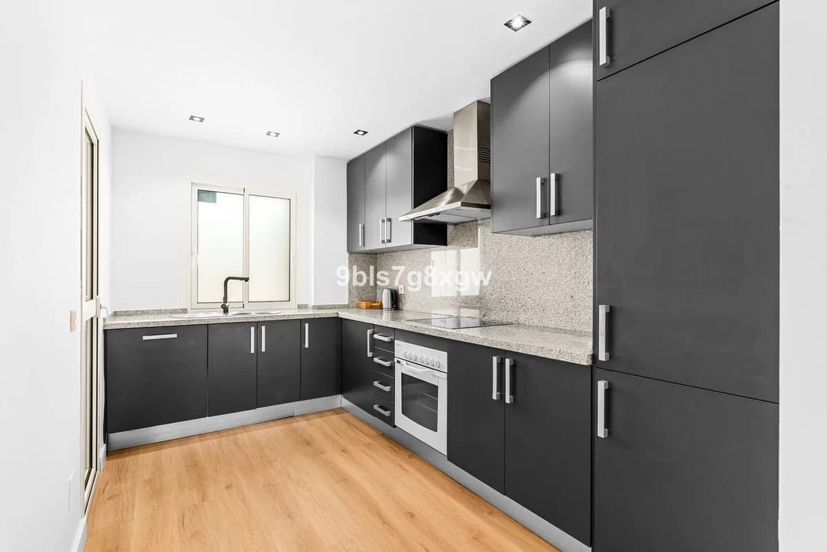 2 Bedroom Middle Floor Apartment for Sale in Estepona, Málaga - Image 4
