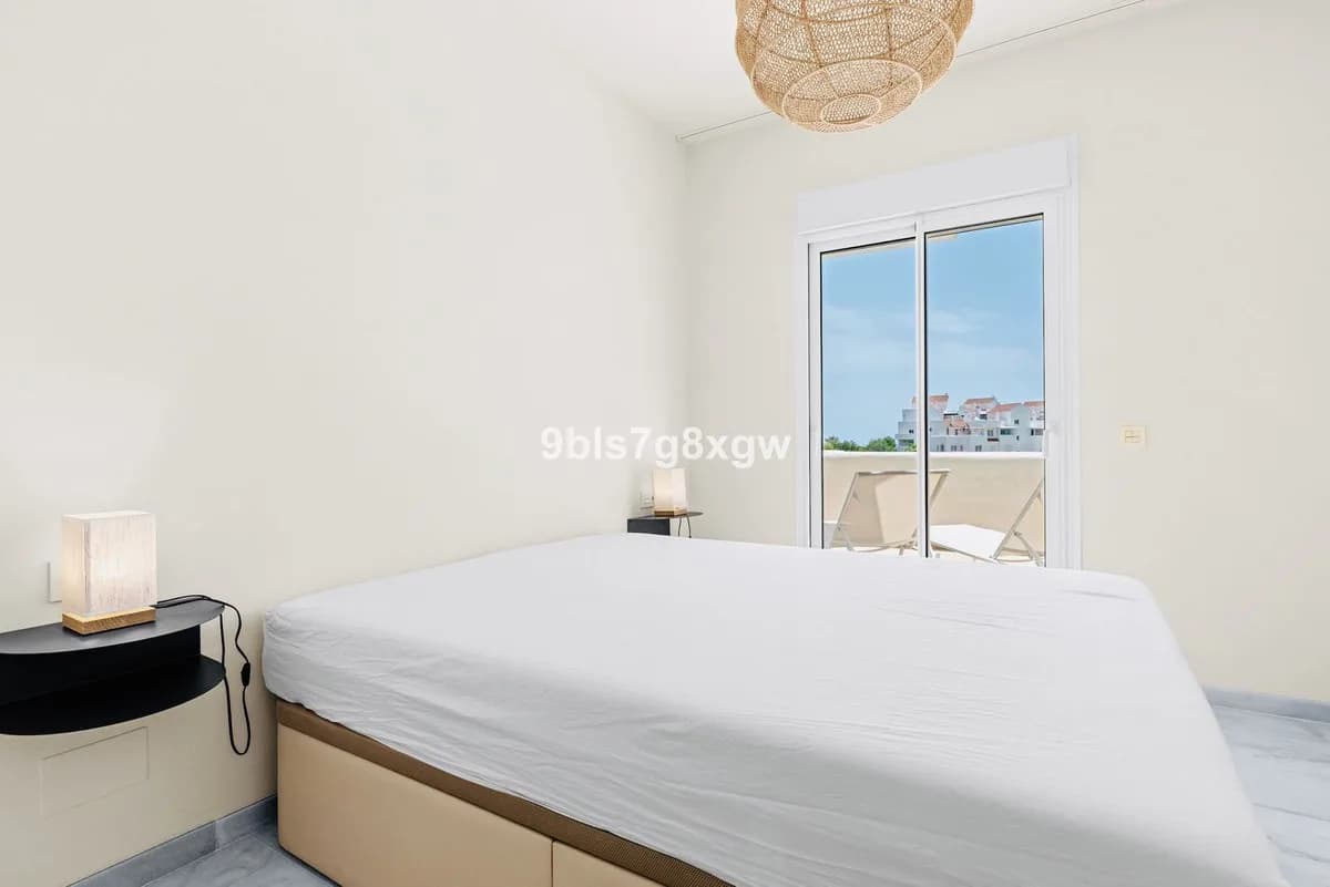 2 Bedroom Middle Floor Apartment for Sale in Estepona, Málaga - Image 5