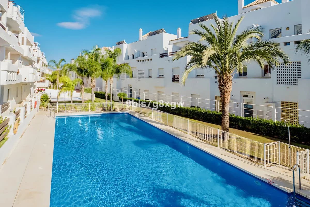 2 Bedroom Middle Floor Apartment for Sale in Estepona, Málaga - Image 6