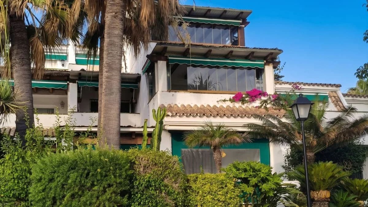 3 Bedroom Duplex for Sale in Las Chapas, Málaga - Image 4