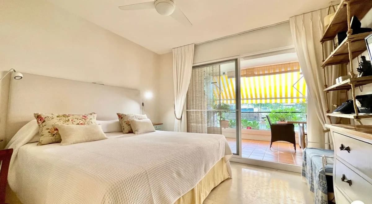 2 Bedroom Middle Floor Apartment for Sale in Guadalmina Alta, Málaga - Image 7