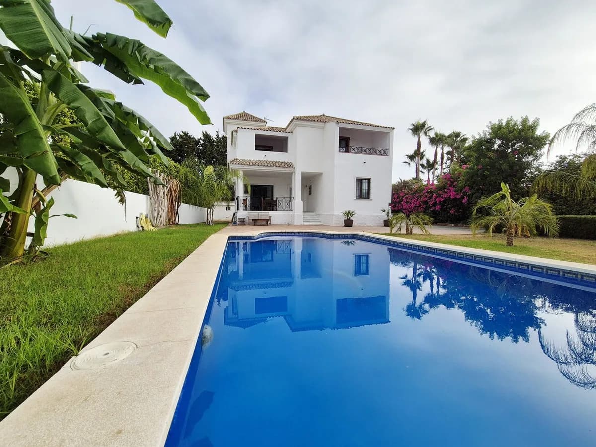 4 Bedroom Detached Villa for Sale in Guadalmina Baja, Málaga