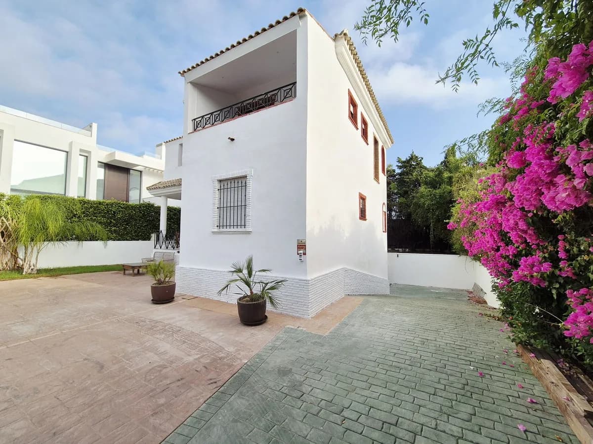 4 Bedroom Detached Villa for Sale in Guadalmina Baja, Málaga - Image 4