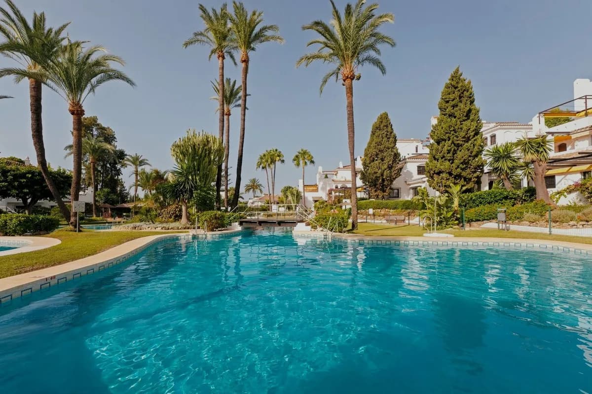 2 Bedroom Middle Floor Apartment for Sale in Nueva Andalucía, Málaga
