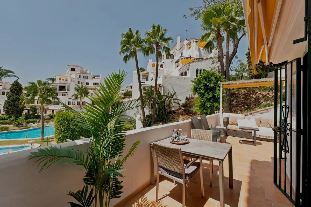 2 Bedroom Middle Floor Apartment for Sale in Nueva Andalucía, Málaga - Image 3