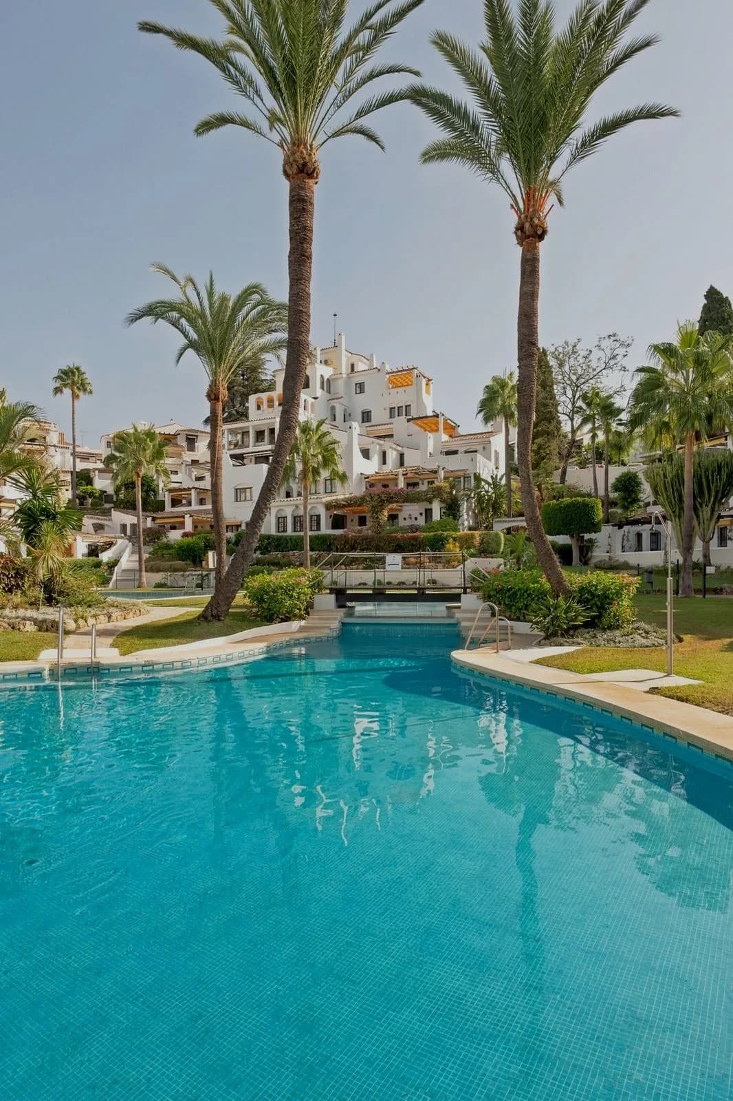 2 Bedroom Middle Floor Apartment for Sale in Nueva Andalucía, Málaga - Image 9
