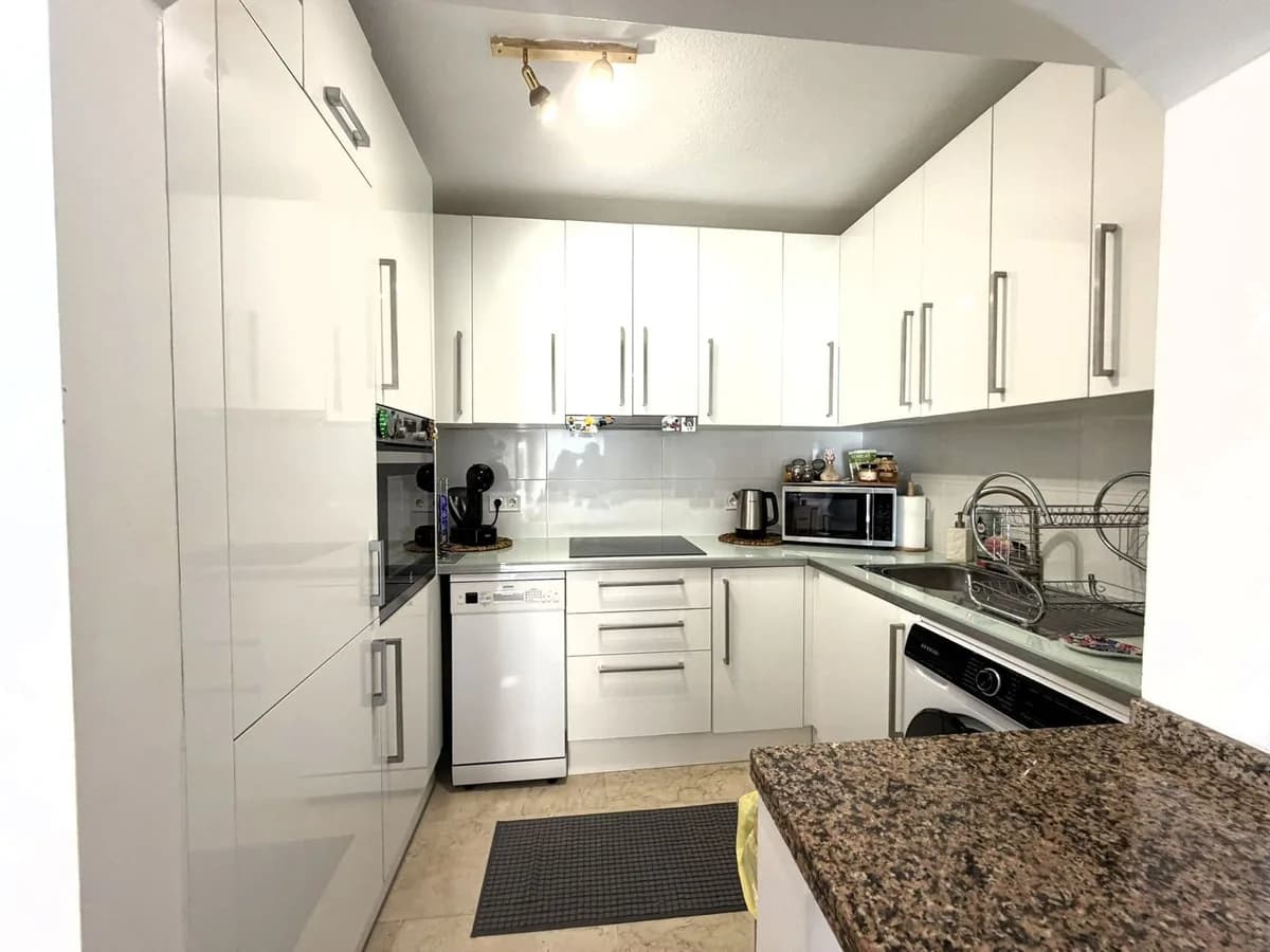 2 Bedroom Ground Floor Apartment for Sale in El Paraiso, Málaga - Image 2