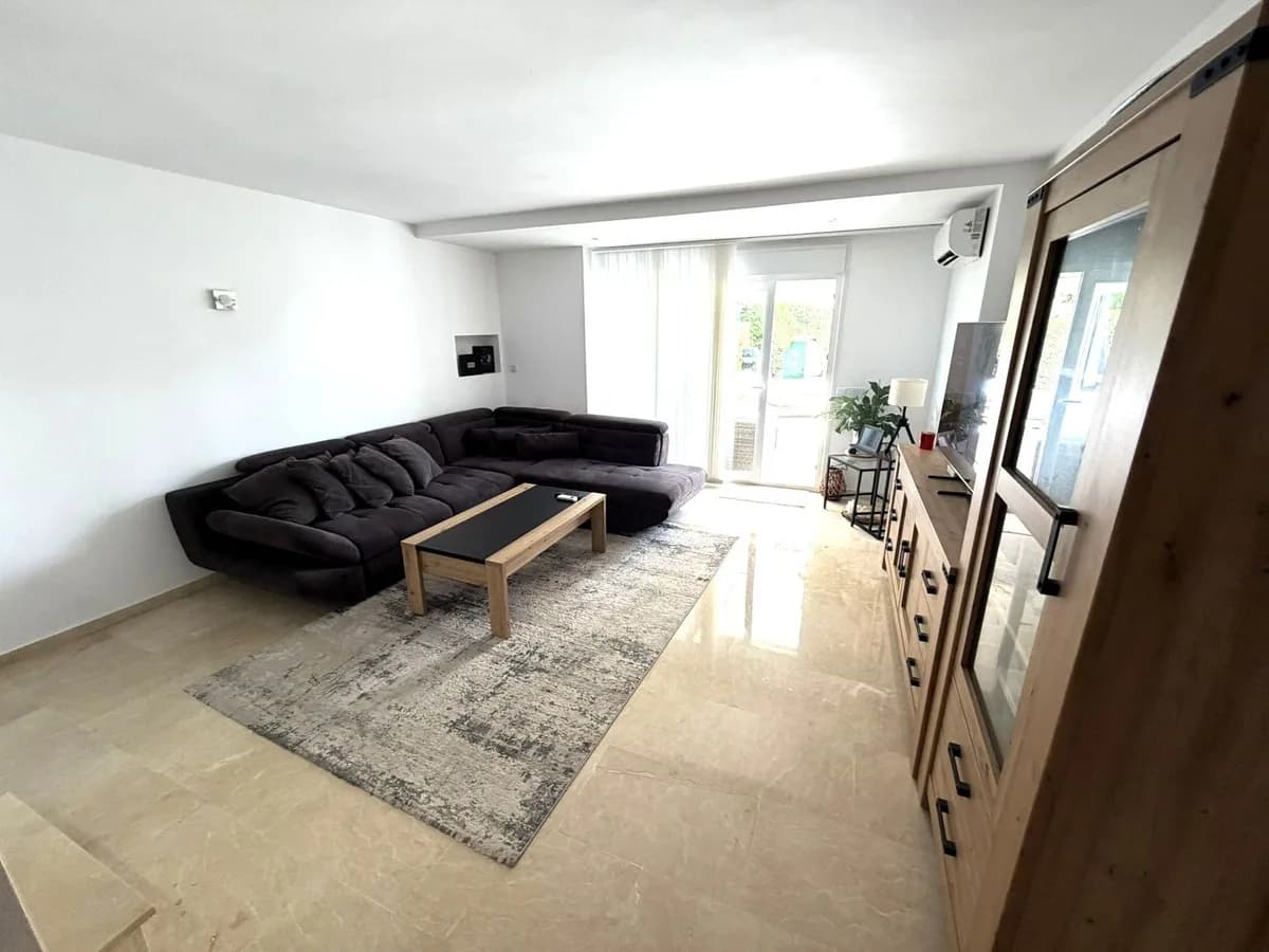 2 Bedroom Ground Floor Apartment for Sale in El Paraiso, Málaga - Image 3