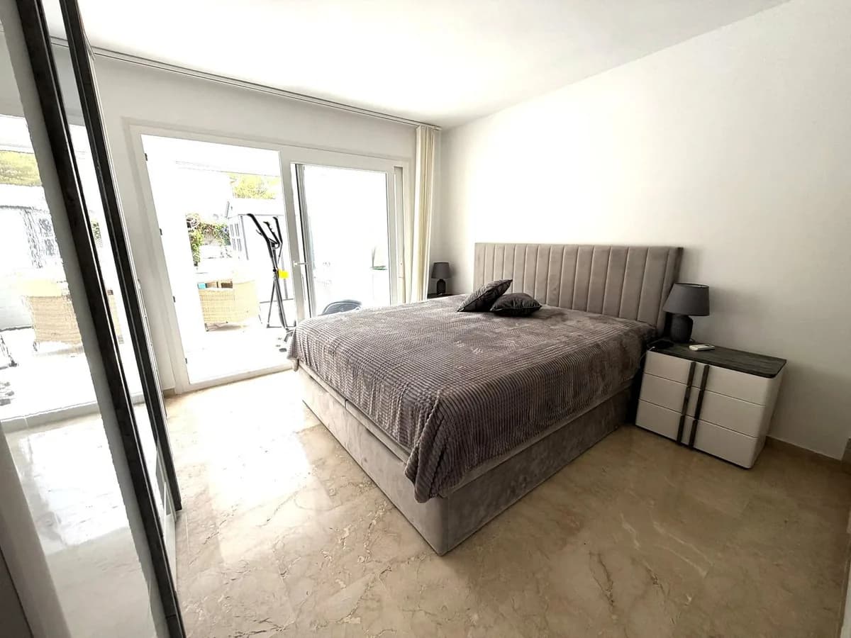 2 Bedroom Ground Floor Apartment for Sale in El Paraiso, Málaga - Image 4