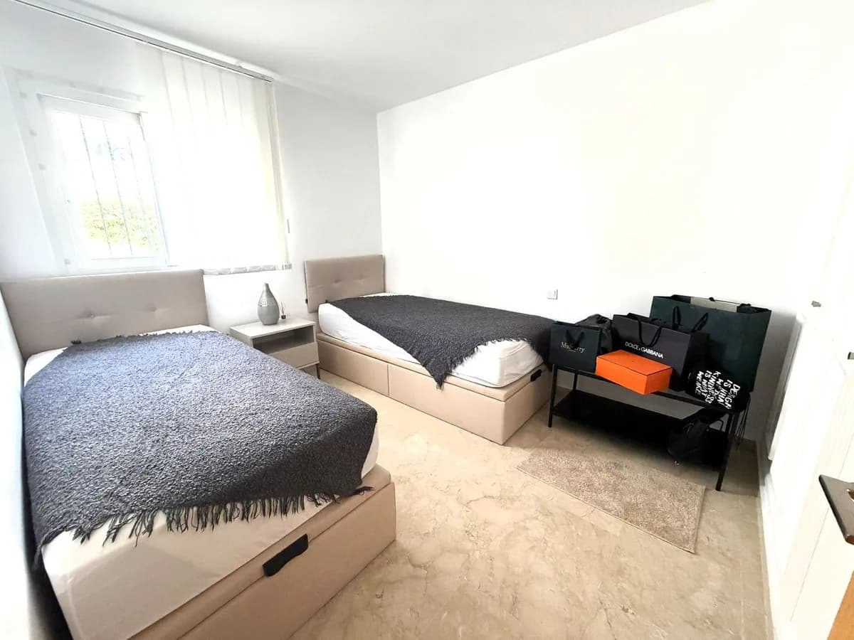 2 Bedroom Ground Floor Apartment for Sale in El Paraiso, Málaga - Image 7