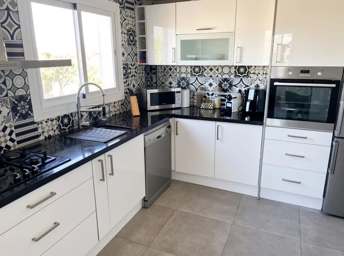 3 Bedroom Middle Floor Apartment for Sale in San Pedro de Alcántara, Málaga - Image 5