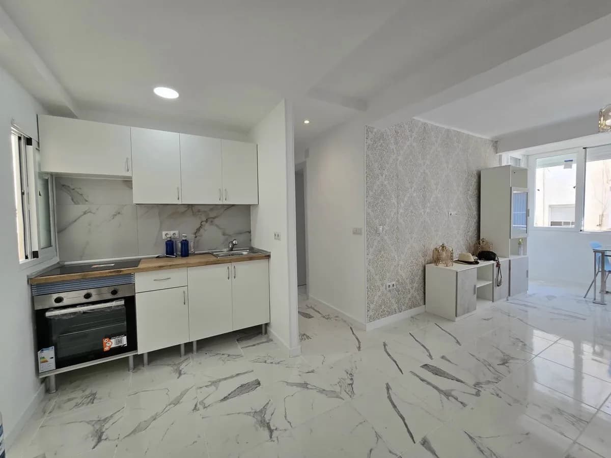 3 Bedroom Middle Floor Apartment for Sale in Torremolinos, Málaga - Image 5
