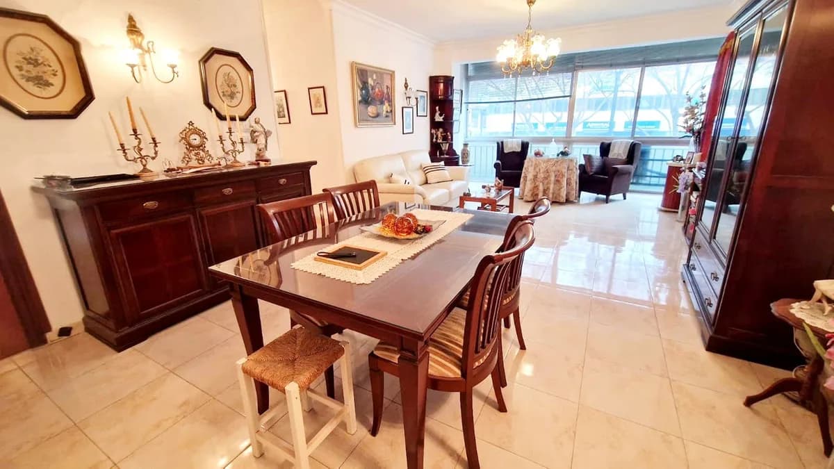 2 Bedroom Middle Floor Apartment for Sale in Fuengirola, Málaga - Image 2
