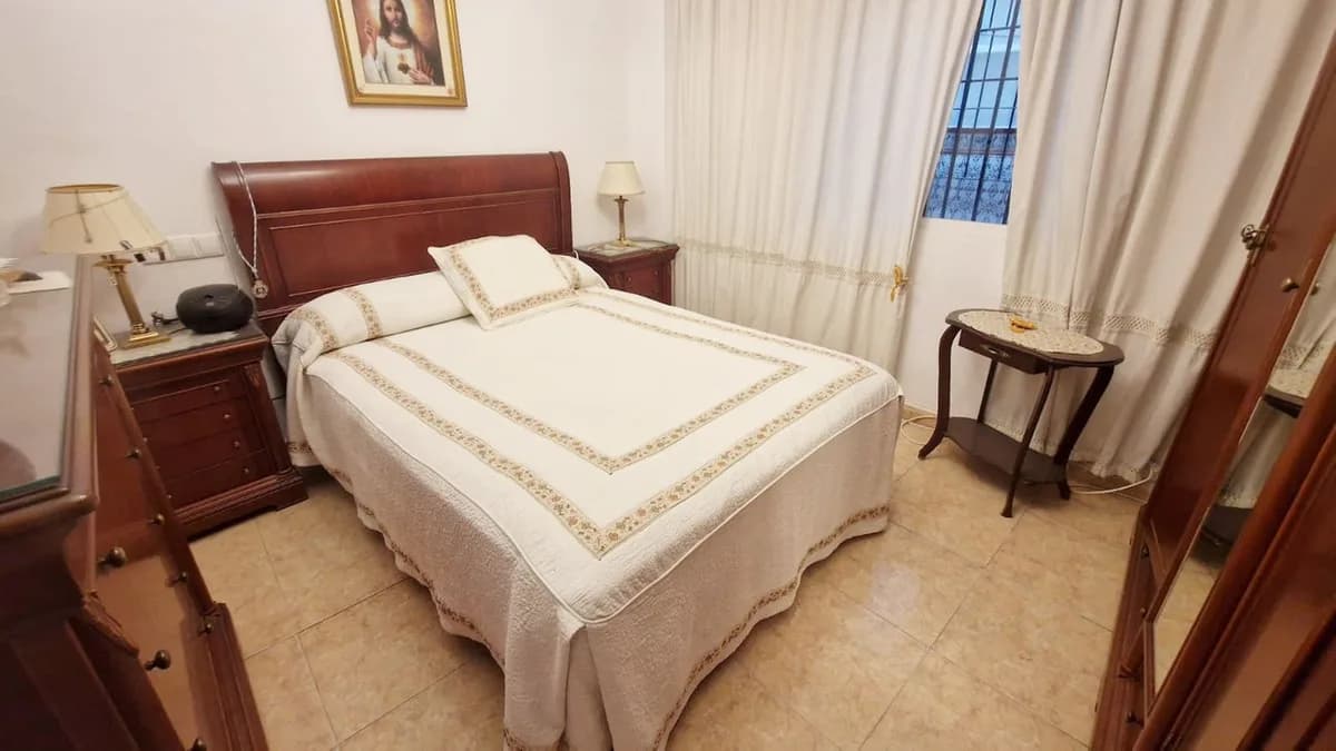 2 Bedroom Middle Floor Apartment for Sale in Fuengirola, Málaga - Image 6