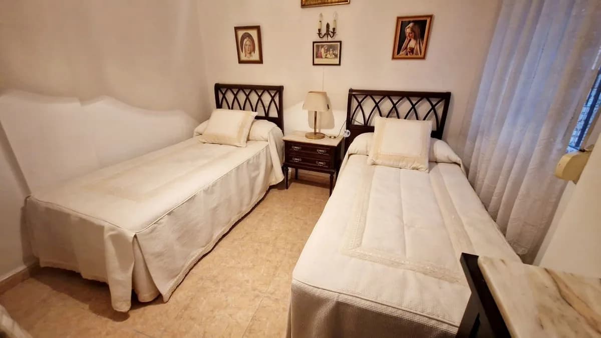 2 Bedroom Middle Floor Apartment for Sale in Fuengirola, Málaga - Image 8