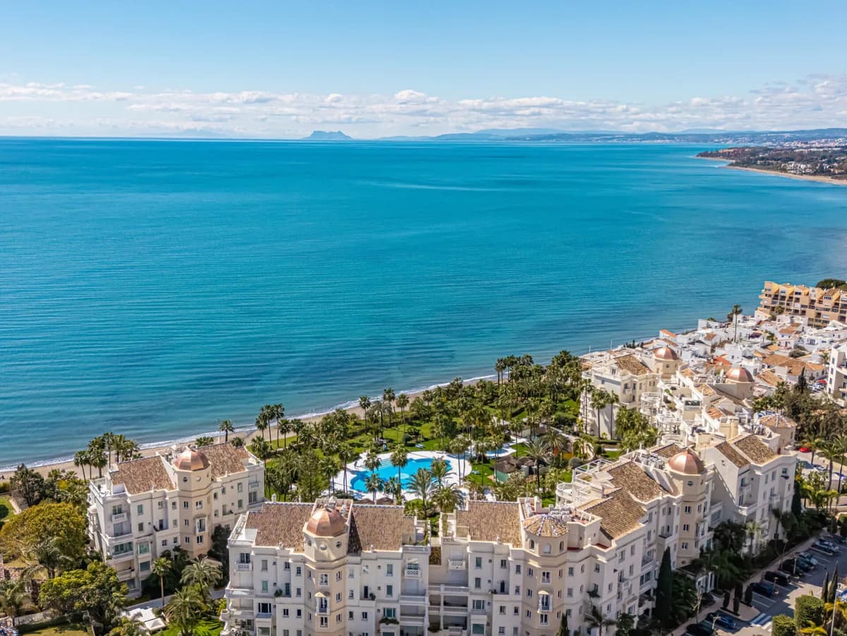 3 Bedroom Middle Floor Apartment for Sale in Estepona, Málaga