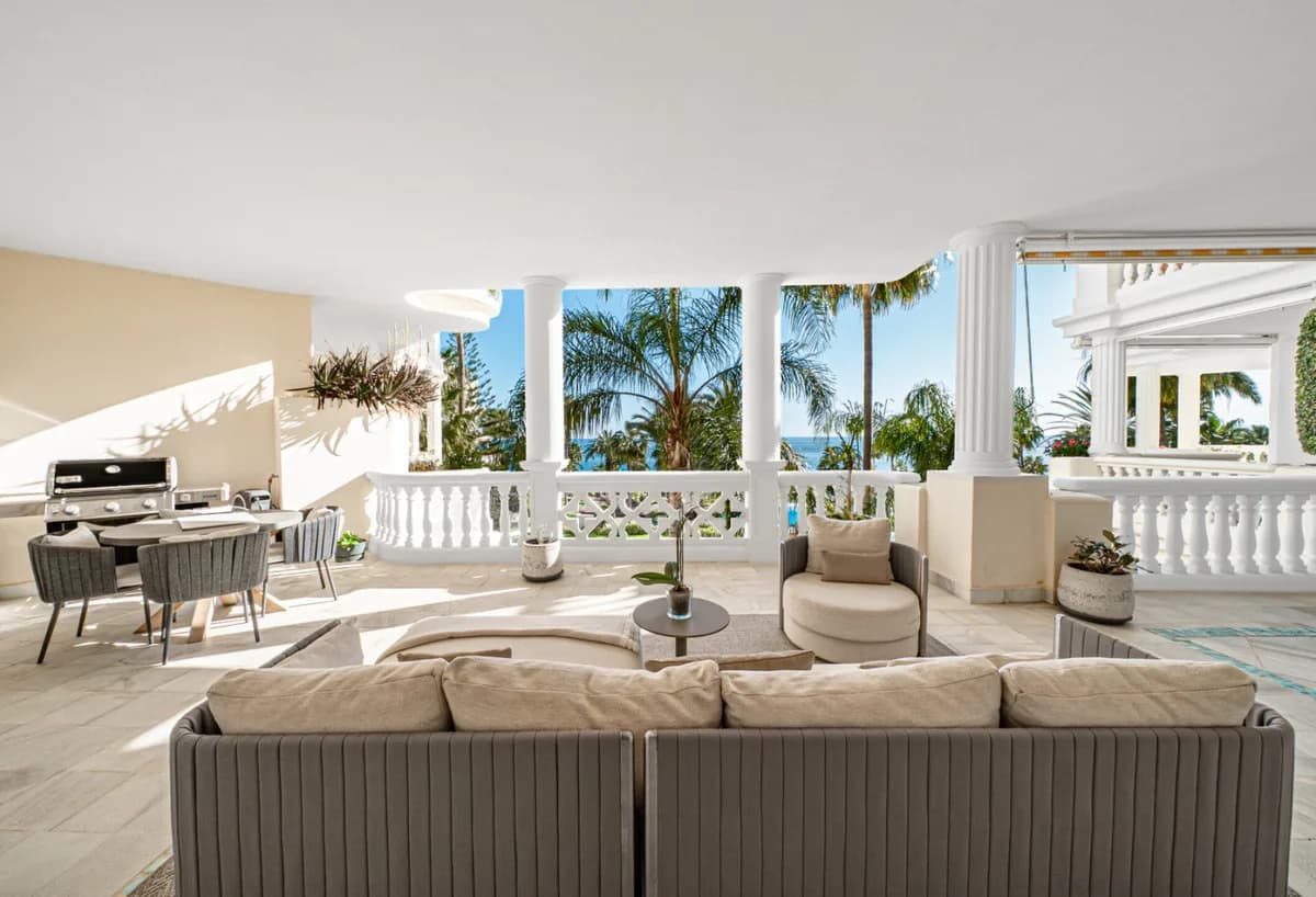 3 Bedroom Middle Floor Apartment for Sale in Estepona, Málaga - Image 2